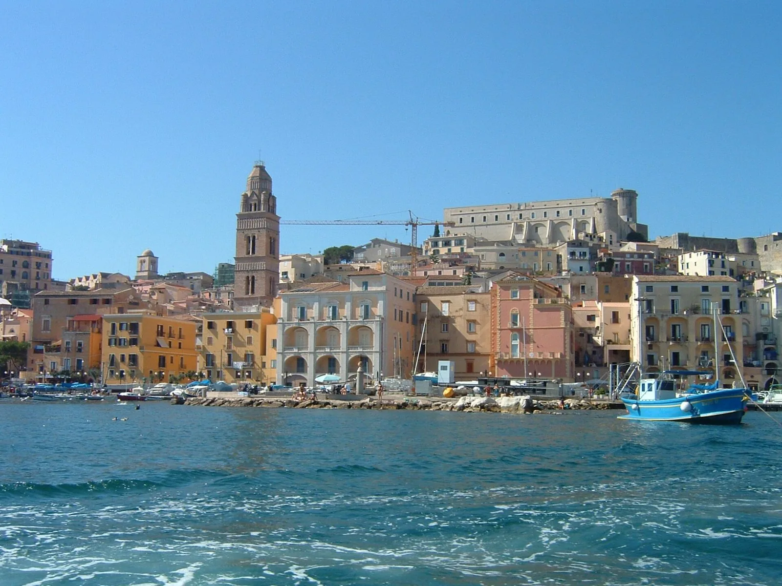Il borgo medievale di Gaeta visto dal mare, con il campanile della Cattedrale, le case colorate e il castello in alto